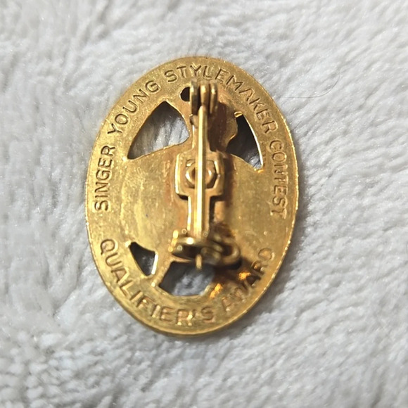#408 VINTAGE Singer Young Style Maker Contest Qualifiers Award Brooch - Picture 3 of 5